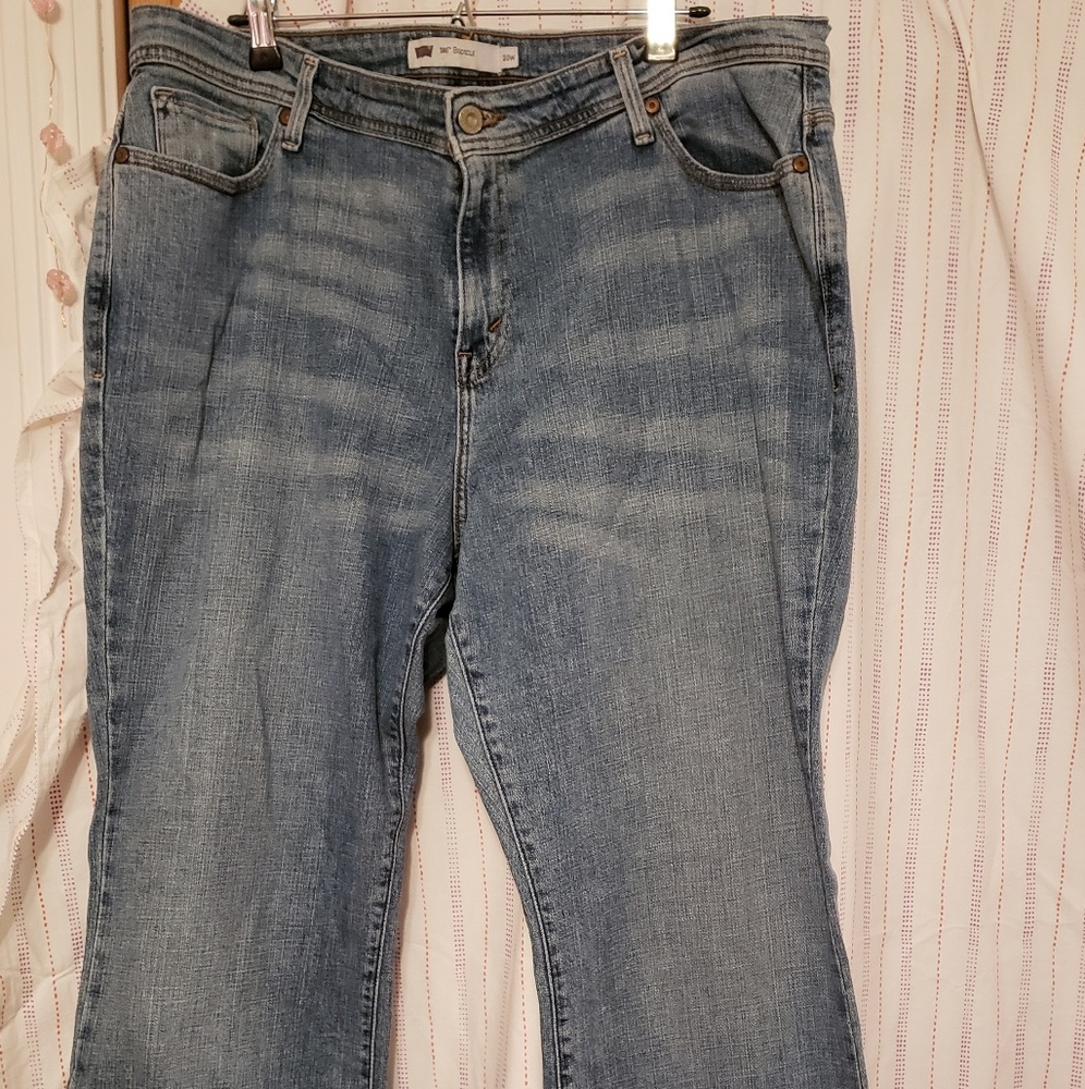 ⬇️ Levi's 580 Curvy Bootcut Jean's 20W